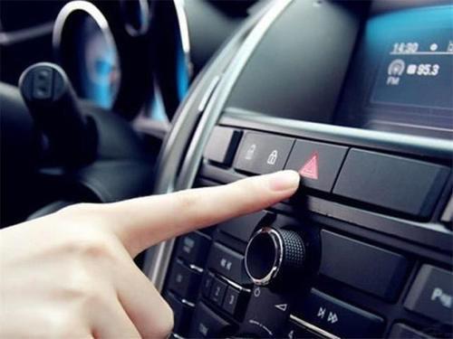 汽車油門出現問題時怎么應急處理
